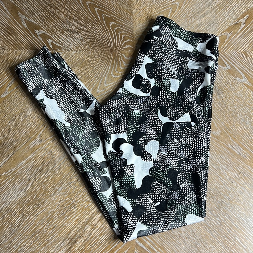 KORAL Lustrous Coated Snake Camo Black Hi Rise Leggings S - Picture 10 of 10